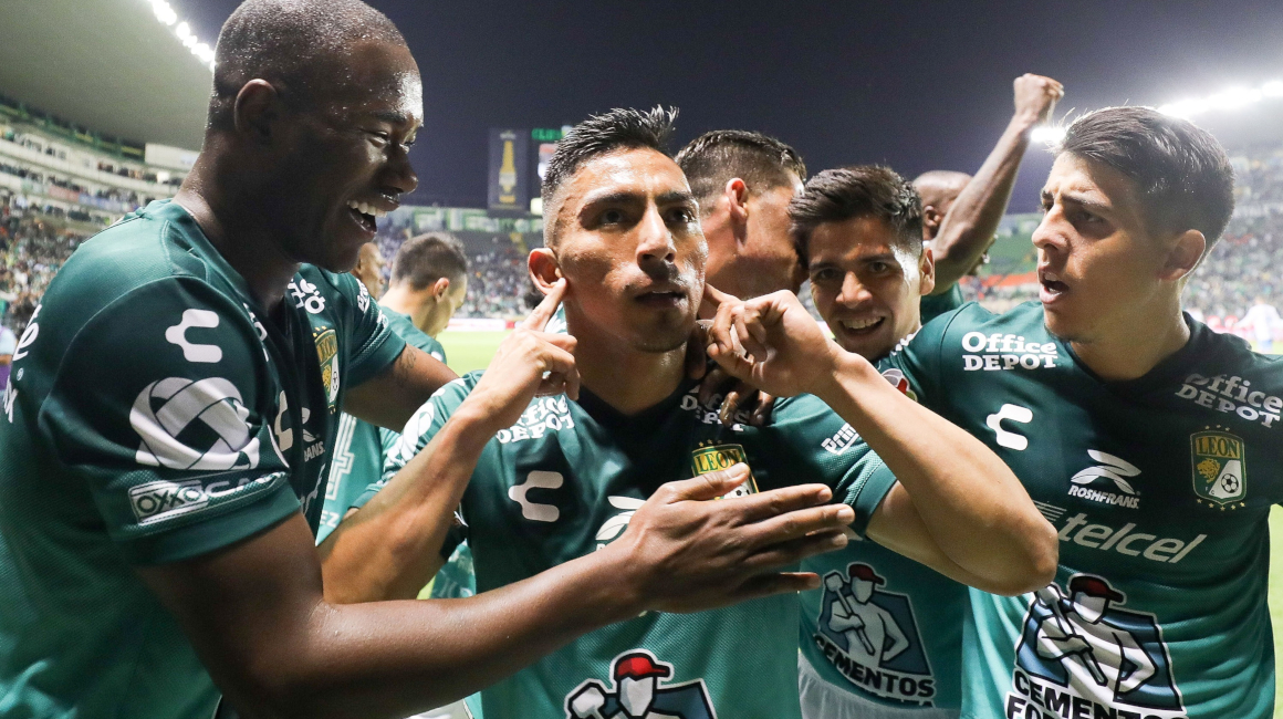 Ángel Mena de León celebra un gol con sus compañeros Andrés Mosquera y Santiago Colombatto, durante el partido de vuelta por los cuartos de final del torneo Apertura 2021 de la Liga MX entre León y Club Puebla, el domingo 28 de noviembre de 2021, en Guanajuato (México).