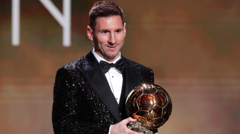 El jugador del PSG, Lionel Messi, con el trofeo del Balón de Oro 2021.