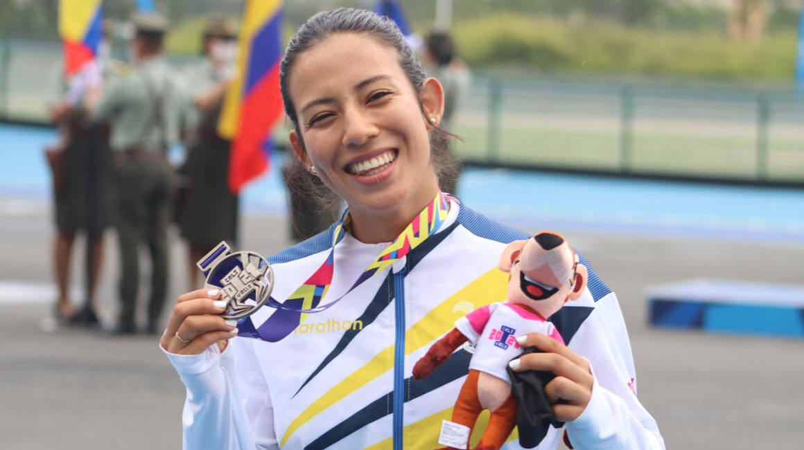 María Loreto Arias posa junto a su medalla de plata obtenida en la final de patinaje de velocidad, en los Panamericanos de Cali.