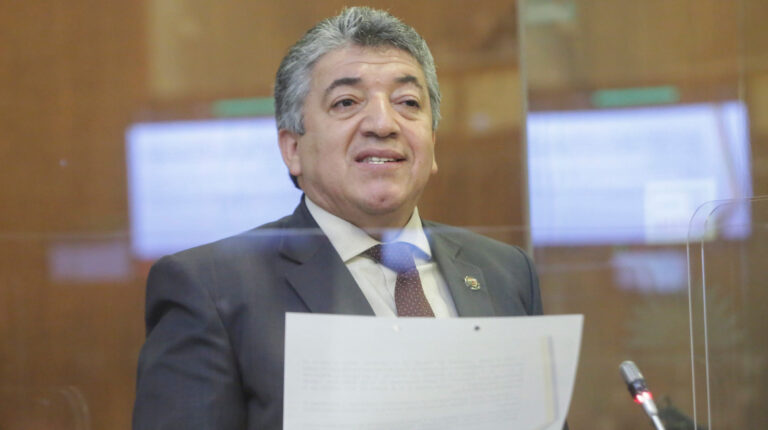Asamblea no logra destituir a Eckenner Recalde por cobro de 'diezmos'