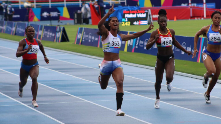 La atleta ecuatoriana, Anahí Suárez, celebra su triunfo y medalla de oro en los Panamericanos de Cali, el 1 de diciembre de 2021.