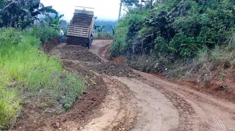 Maquinaría pesada dentro del área de influencia del proyecto minero Río Magdalena, en Imbabura, en marzo de 2020.
