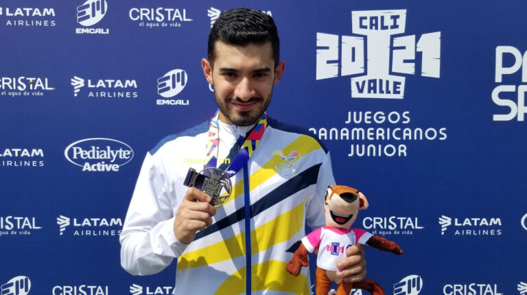 Juan Fernando Reinoso, con su medalla de plata en los Juegos Panamericanos Junior de Cali, el 2 de diciembre de 2021.