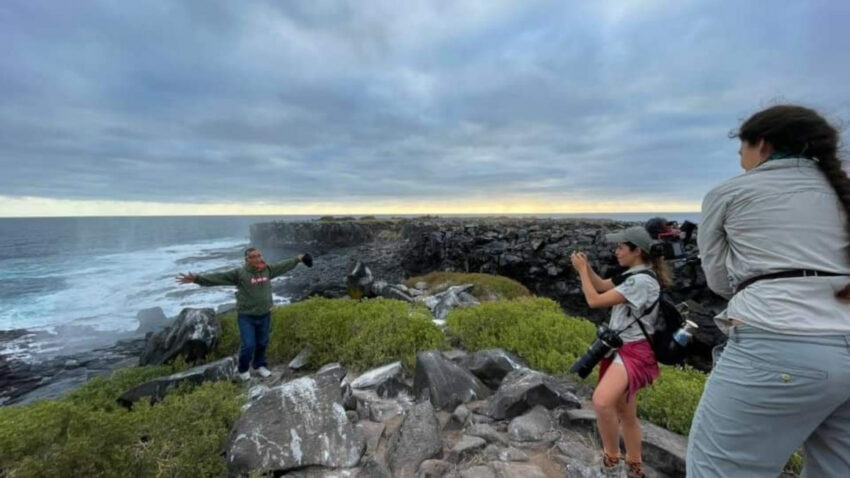 Habitantes de Galápagos realizan un recorrido turístico por otras islas del rico archipiélago donde residen.