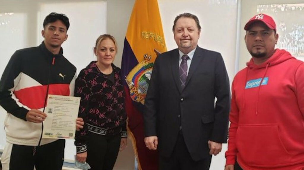 El futbolista Diego Almeida hizo su registro de nacionalidad ecuatoriana