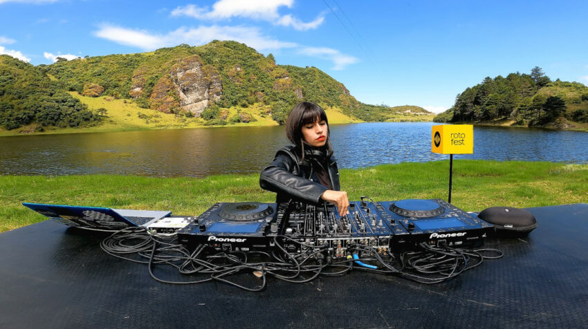La DJ Majo Orellana en la Laguna de Zhogra, Girón. Esta sesión fue parte de la edición virtual del Rotofest en mayo de 2021.