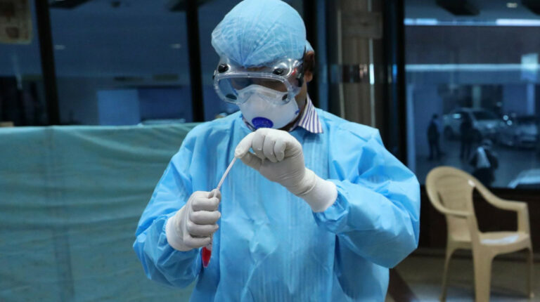 enfermero prepara prueba PCR Covid-19 pandemia