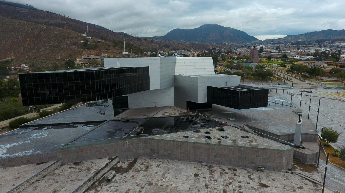 El abandonado edificio exsede de la Unasur, al norte del Quito, el 21 de agosto de 2020.