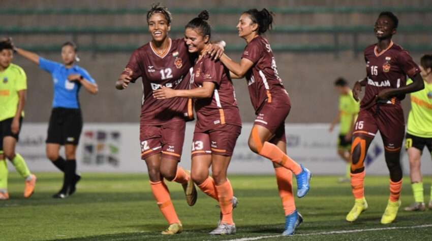 Karen Páez, celebrando con sus compañeras del Gokulam Kerala.