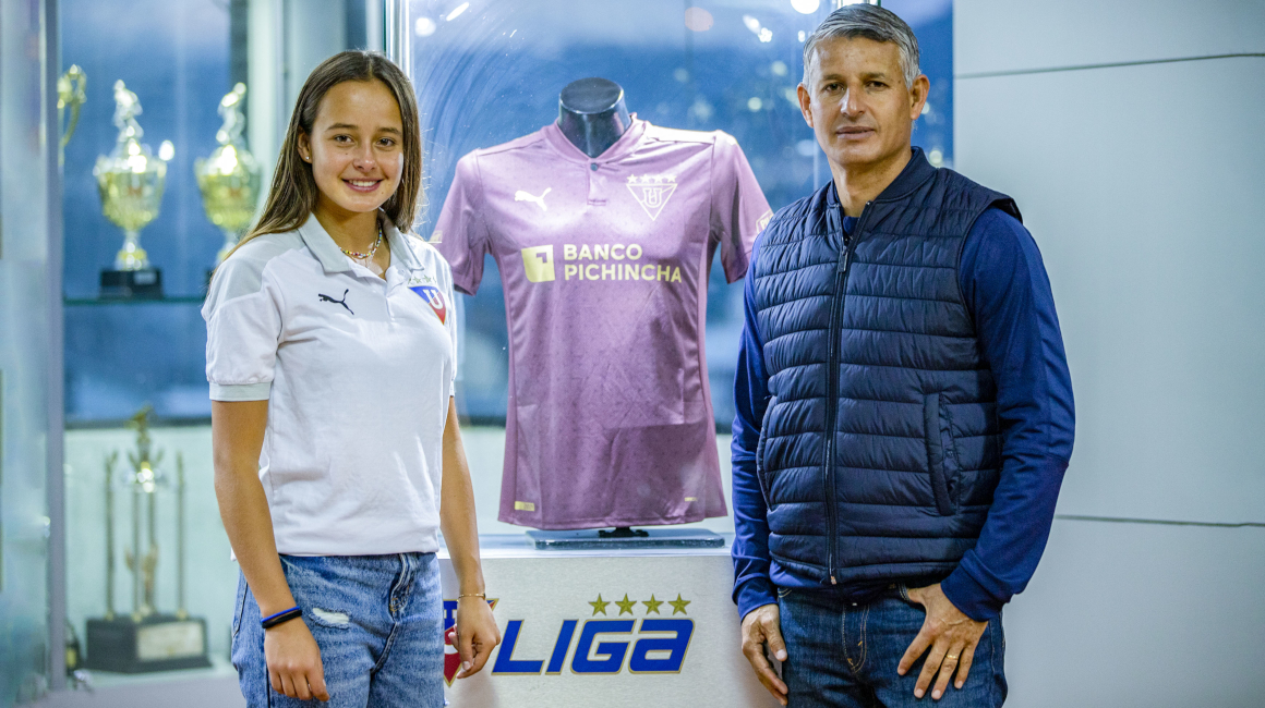 Arella y Santiago Jácome posan en el museo de Liga Deportiva Universitaria, en el estadio Rodrigo Paz Delgado, el miércoles 1 de diciembre de 2021.