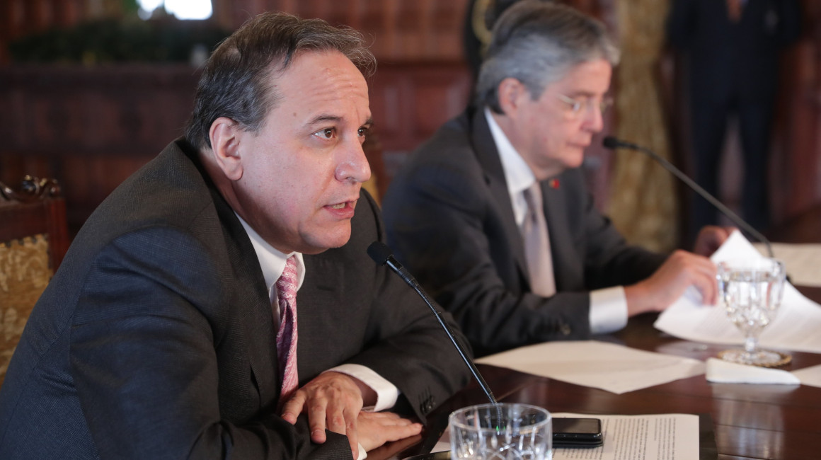 El ministro de Finanzas, Simón Cueva, y el presidente Guillermo Lasso durante una reunión virtual con autoridades del Banco Mundial, en Quito, el 29 de noviembre de 2021.