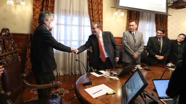 El presidente Guillermo Lasso y el ministro de Finanzas, Simón Cueva, durante una reunión con autoridades del IESS, en Quito, el 23 de noviembre de 2021.