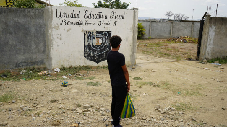 Guayaquil: padres de 20 escuelas esperan obras prometidas por el Municipio