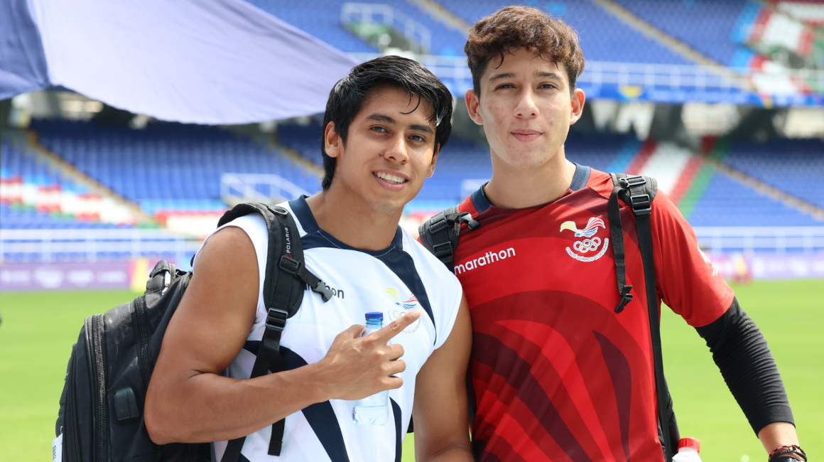 Dyander Pacho (izq) y Austin Ramos, tras la prueba de salto con garrocha, en los Juegos Panamericanos Junior de Cali, el 4 de diciembre de 2021.