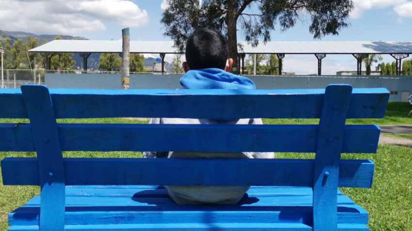 David, un niño que perdió a su madre, víctima de femicidio, sentado en un parque del sur de Quito, el 4 de diciembre de 2021.