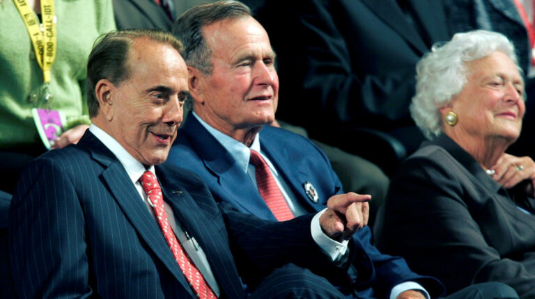 Exsenador de Estados Unidos Bob Dole muere a los 98 años