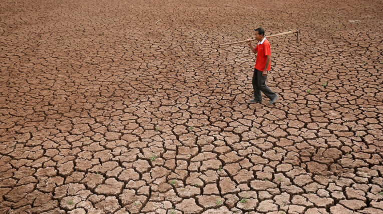 Un campesino camina sobre un suelo completamente erosionado y seco en la zona de Neijiang, China, el 11 de mayo de 2020.