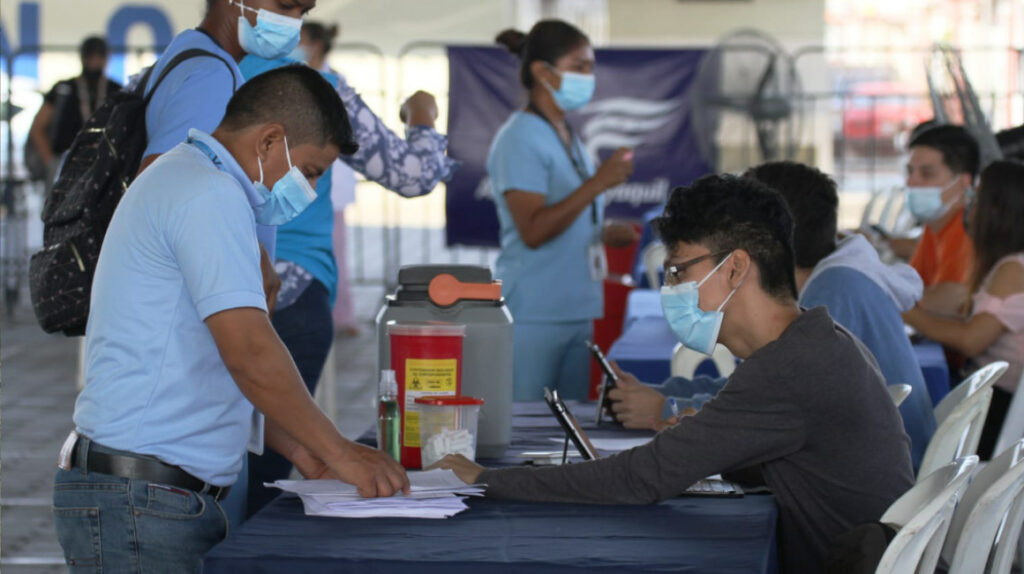 Municipio de Guayaquil habilitó punto de vacunación en Mucho Lote