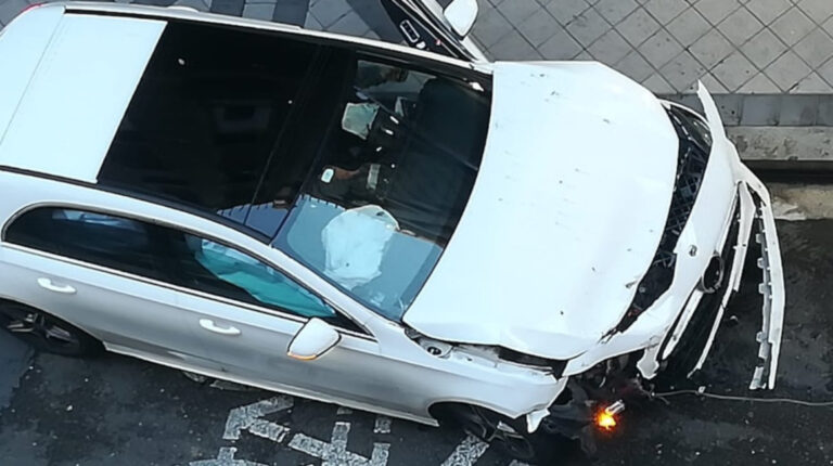 Así terminó el auto de Gonzalo Plata, después de su accidente de tránsito este miércoles 8 de diciembre de 2021, en Valladolid.