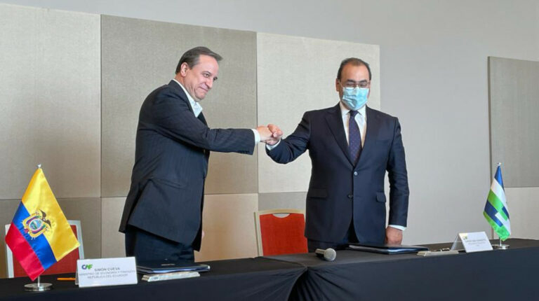 El ministro de Finanzas, Simón Cueva, junto a Sergio Díaz Granados, presidente ejecutivo de CAF, tras la firma de un nuevo préstamo a favor del Ecuador el 7 de diciembre de 2021.