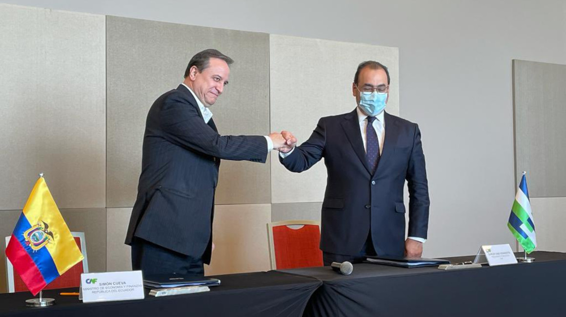 El ministro de Finanzas, Simón Cueva, junto a Sergio Díaz Granados, presidente ejecutivo de CAF, tras la firma de un nuevo préstamo a favor del Ecuador el 7 de diciembre de 2021.