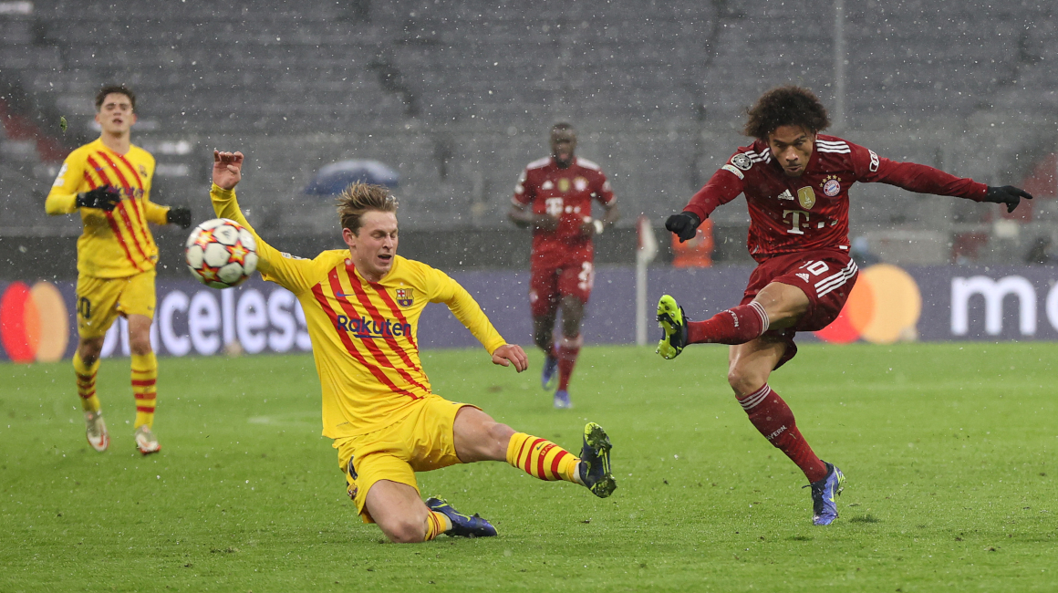 Leroy Sané (der) dispara al arco en el partido ante el Barcelona, en Múnich, el 8 de diciembre de 2021.