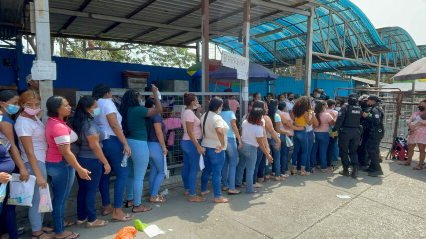 Mujeres esperan que les permitan ingresar para visitar a sus familiares presos en la cárcel de Guayaquil, el 8 de diciembre de 2021