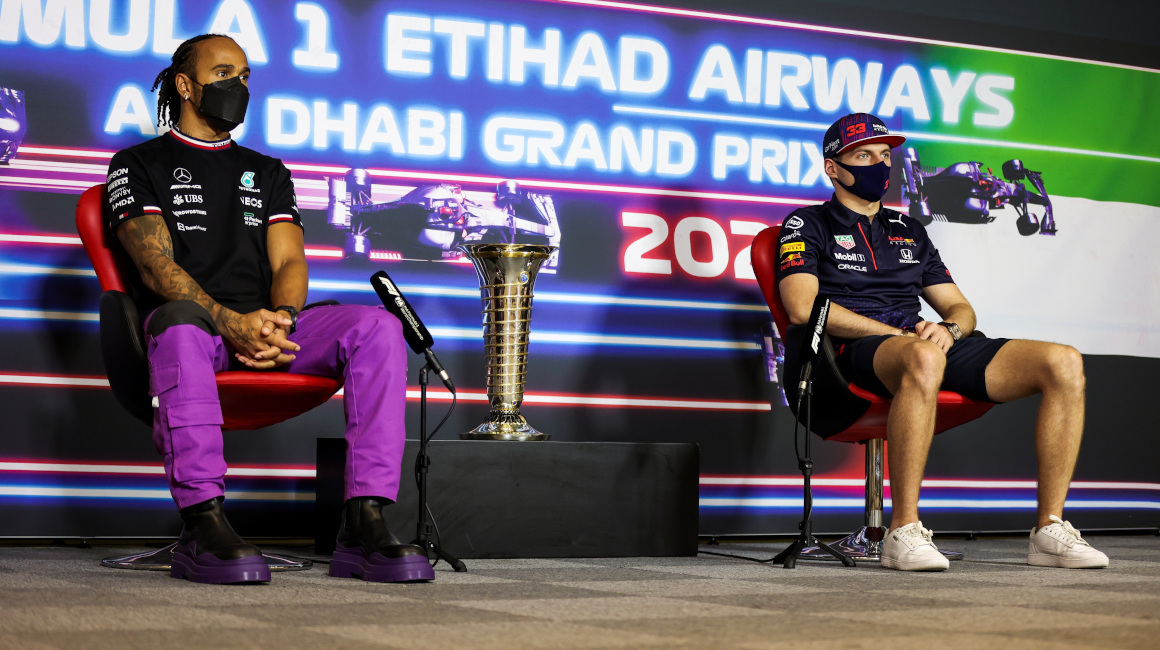 Los pilotos Lewis Hamilton y Max Verstappen durante la rueda de prensa del 9 de diciembre de 2021, previo al GP de Abu Dabi, el último de la temporada.