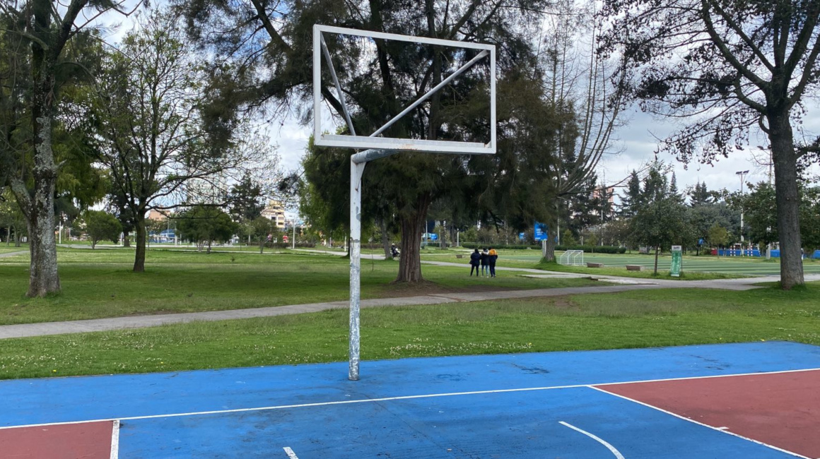 Un tablero de básquet incompleto en el parque La Carolina, en el norte de Quito, el 10 de diciembre de 2021.