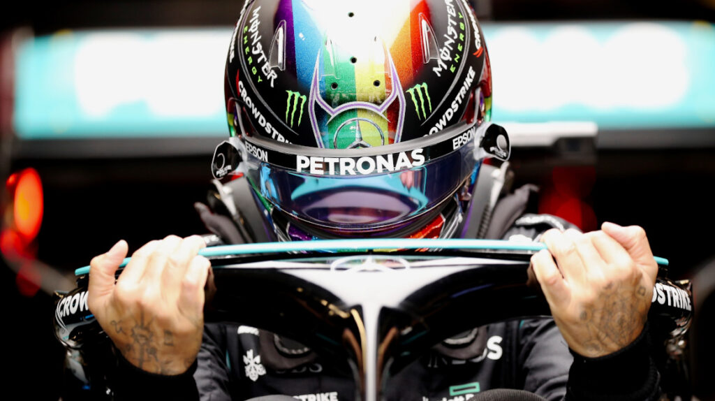 Lewis Hamilton domina en las prácticas libres de Yas Marina