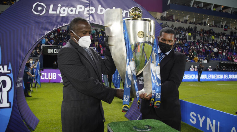 El trofeo que se llevará el campeón de la LigaPro 2021 y que fue exhibido en la primera final que se jugó el 5 de diciembre de 2021, en el estadio Banco Guayaquil.