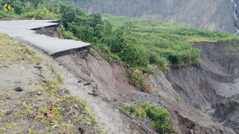 Un tramo de la carretera Quito-Lago Agrio colapsó debido al avance de la erosión regresiva en el Río Coca, el 10 de diciembre de 2021.