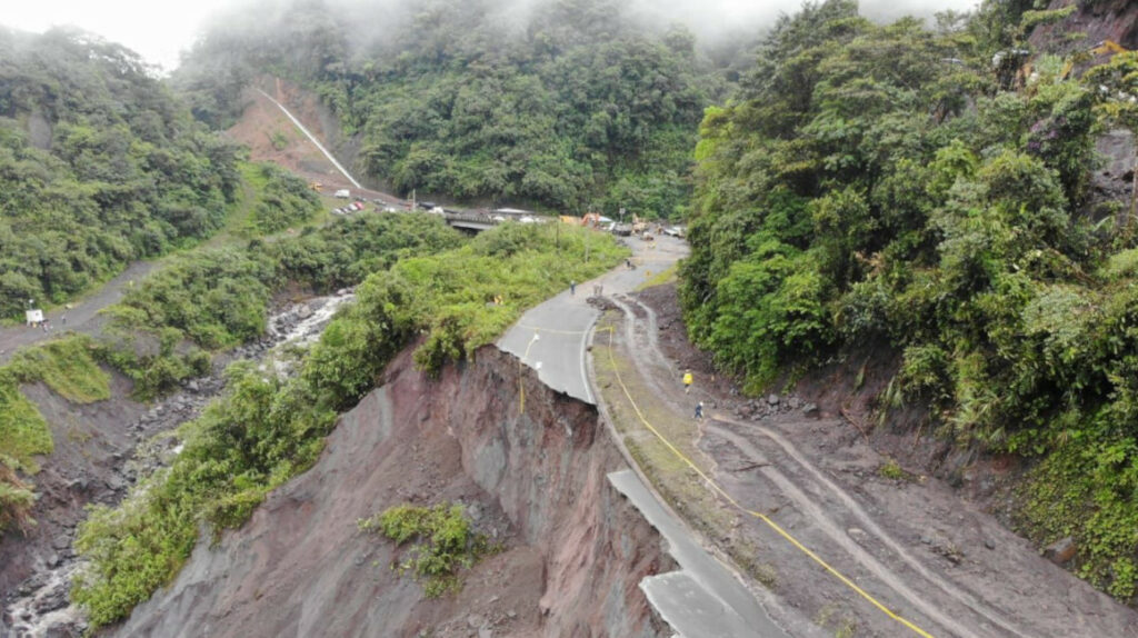 Ecuador declara la fuerza mayor en el sector petrolero por erosión en río Coca
