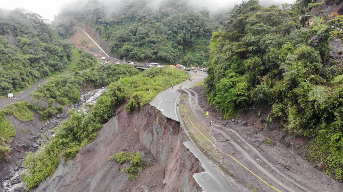 Una vista panorámica de la vía Quito-Lago Agrio, en el kilómetro 64, el 10 de diciembre. La carretera fue afectada por el avance de la erosión en el río Coca.