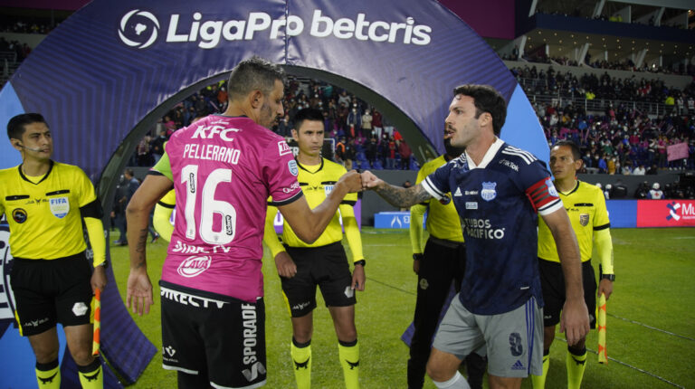 Cristian Pellerano, de Independiente, y Sebastián Rodríguez, de Emelec, saludan ants de la final de ida de la LigaPro 2021, en el Estadio Banco Guayaquil, el 5 de diciembre.