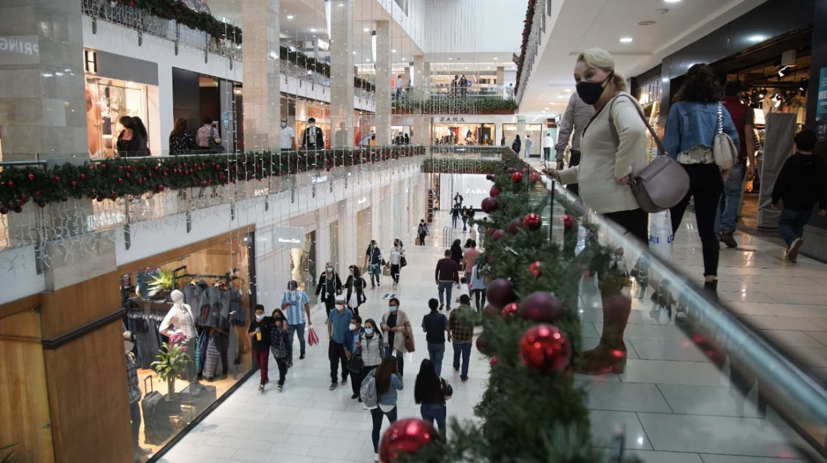 Personas en un centro comercial en el norte de Quito, el 10 de diciembre de 2021.