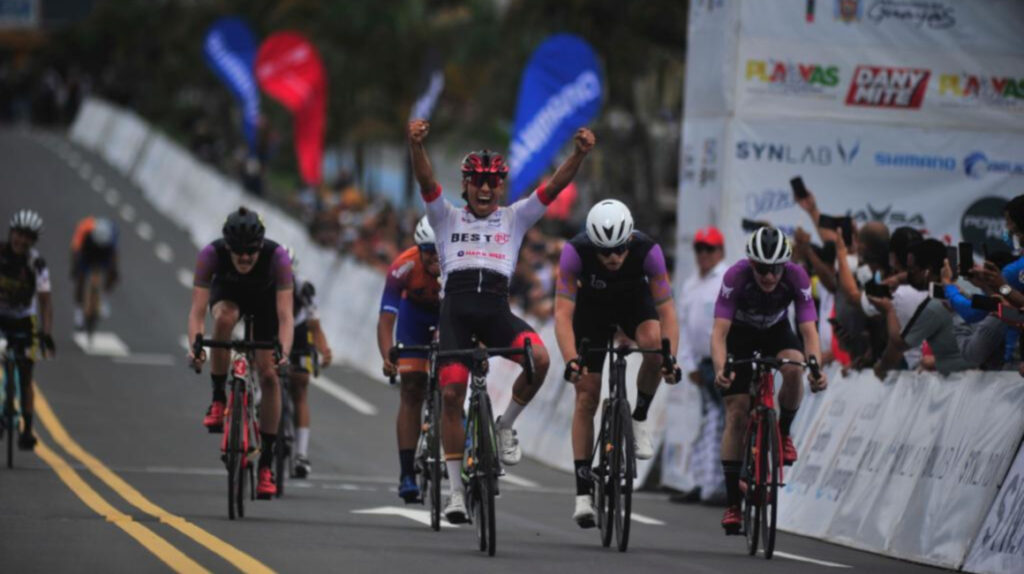 Santiago Montenegro gana la Etapa 4 de la Vuelta en un apretado sprint