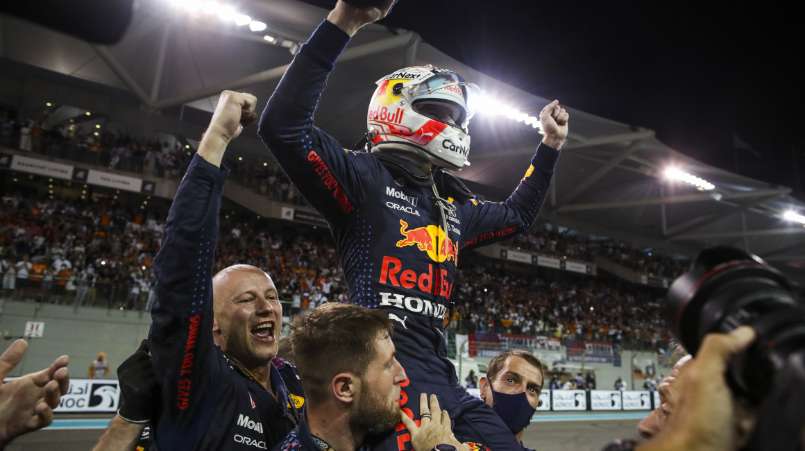 El neerlandés Max Verstappen festeja el título de campeón mundial de F1, después de ganar el Gran Premio de Abu Dabi, el domingo 12 de diciembre de 2021.