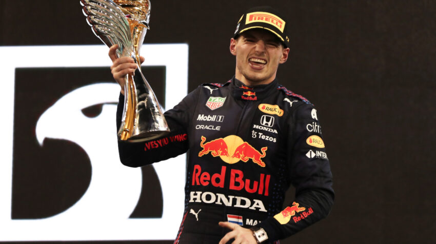 El neerlandés Max Verstappen festeja el título de campeón mundial de F1, después de ganar el Gran Premio de Abu Dabi, el domingo 12 de diciembre de 2021.