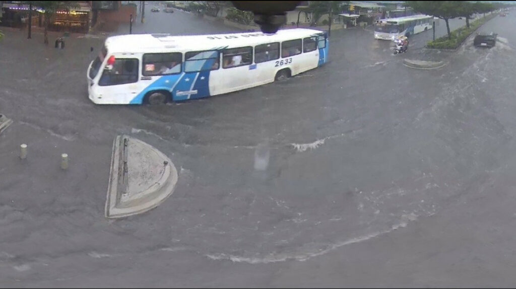Calles de Guayaquil se convierten en piscinas debido al temporal
