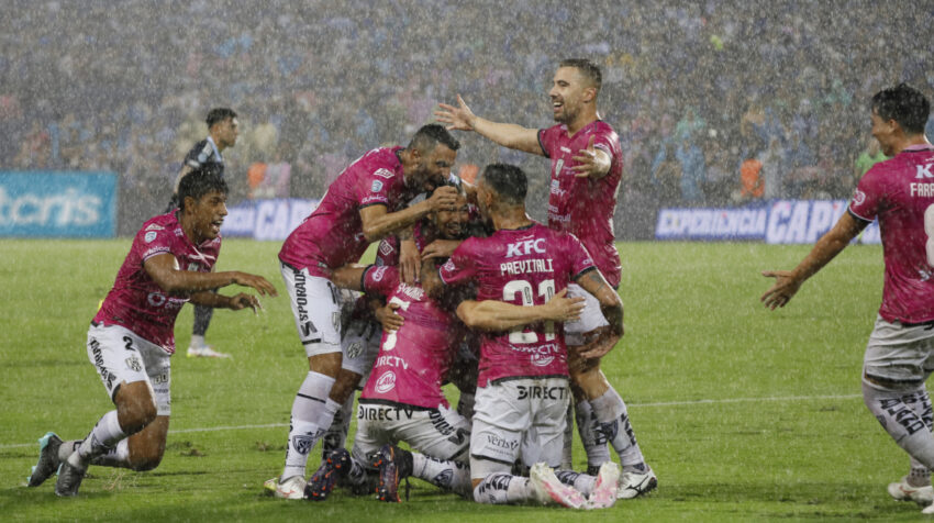 Los jugadores de Independiente del Valle festejan el gol de Richard Schunke en el estadio Capwell, en la final de vuelta, el domingo 12 de diciembre de 2021. 