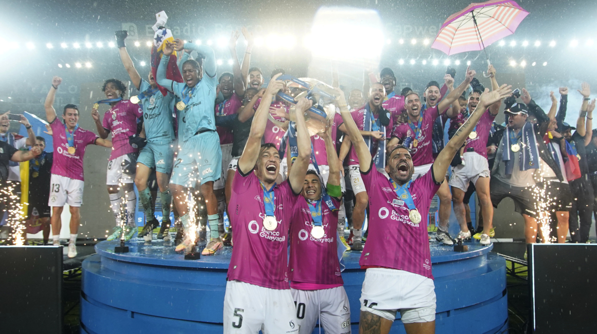 Los jugadores de Independiente del Valle celebrando el título de la LigaPro en el Estadio Capwell, el 12 de diciembre de 2021.