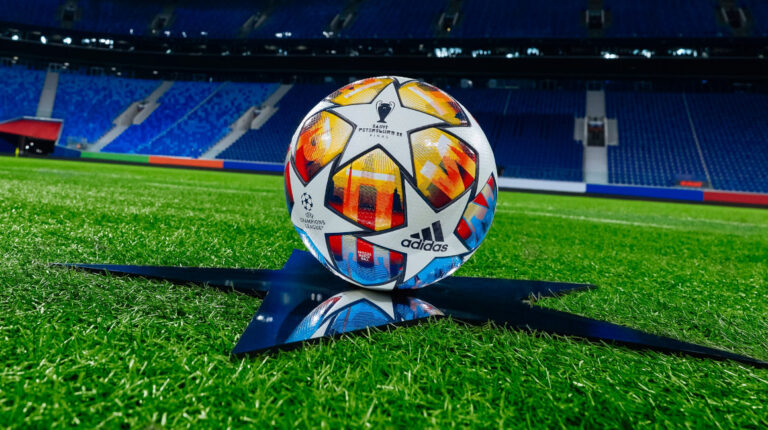 La pelota de la Champions League, en el Estadio Krestovksy, en Rusia, sede de la final de la temporada 2021-22.