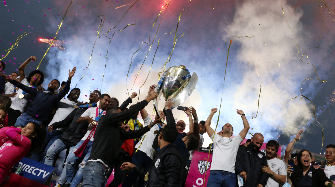 Los jugadores de Independiente del Valle levantan el trofeo de la LigaPro 2021 tras su llegada al Estadio Banco Guayaquil, el 13 de diciembre.