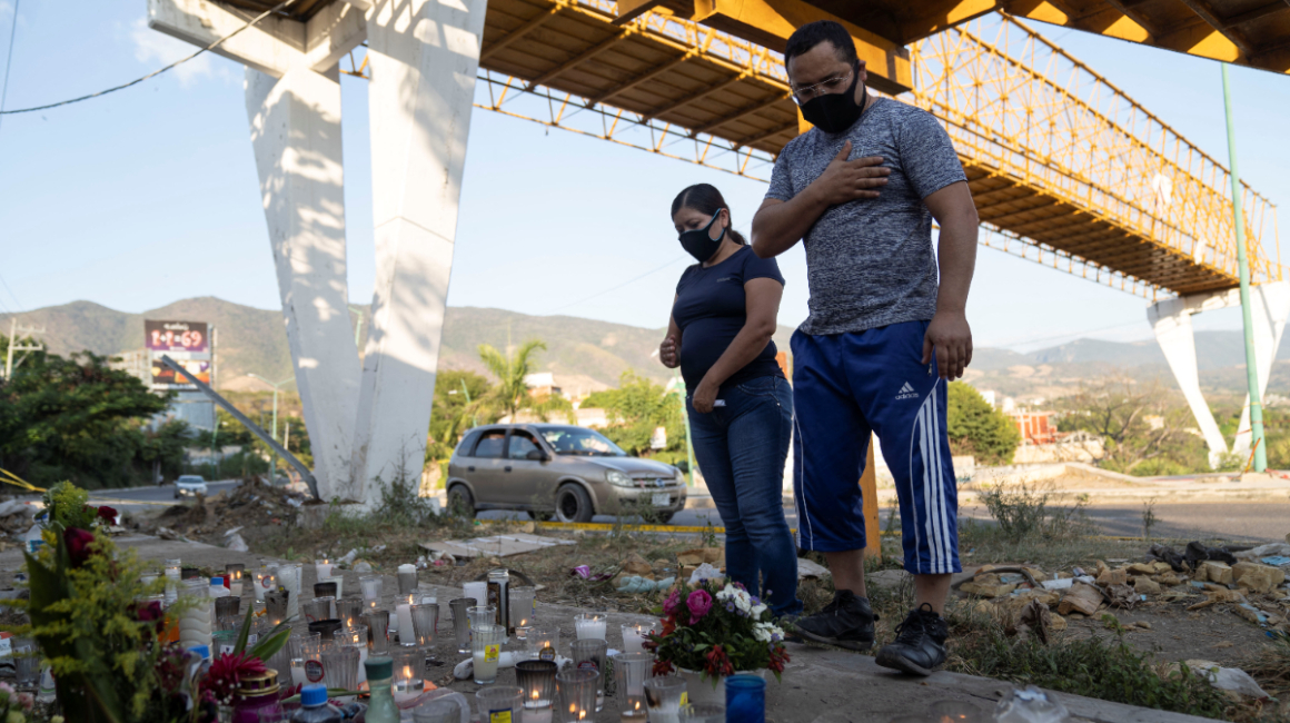 Familiares de las víctimas del accidente en Chiapas, México, colocaron, el 13 de diciembre de 2021, velas en el sitio del siniestro.