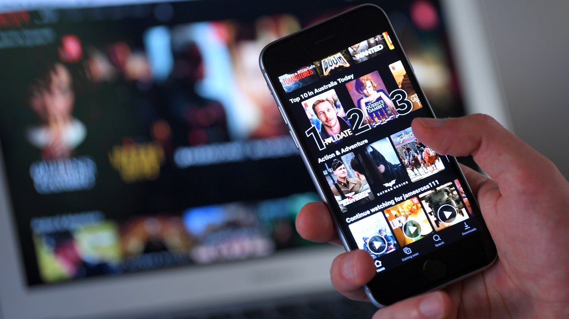 Aplicación de streaming Netflix reflejada en un teléfono y un televisor.