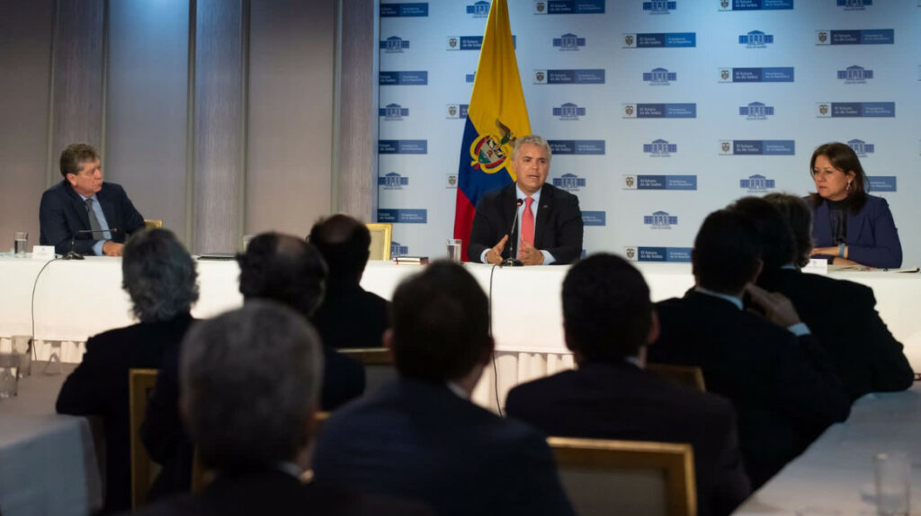 Colombia sube 10% el salario mínimo de 2022, por consenso