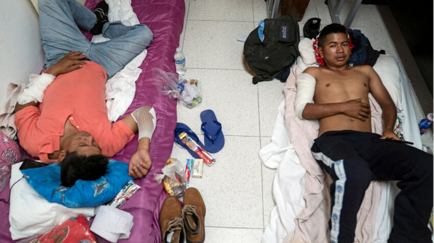 Personas heridas en un accidente de camión que dejó muertos a varios migrantes de Guatemala, yacen en camas improvisadas en la clínica de la Cruz Roja en Tuxtla Gutiérrez, en el estado de Chiapas, México, 11 de diciembre de 2021. 