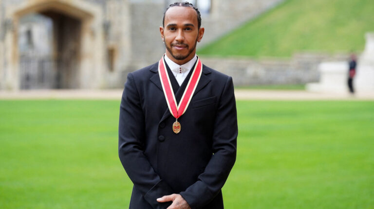 El piloto Lewis Hamilton posa para una foto después de que el Príncipe Carlos de Gales, lo nombró Caballero durante una ceremonia de investidura en el Castillo de Windsor, Gran Bretaña, el 15 de diciembre de 2021.