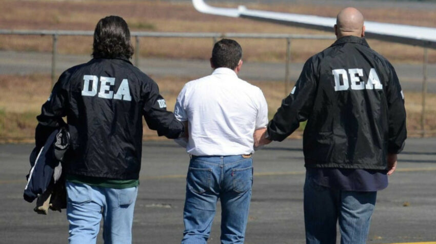 Imagen referencial: Agentes de la DEA escoltan a un capo del narcotráfico a un avión para ser extraditado a Estados Unidos, desde Guatemala, en 2012.